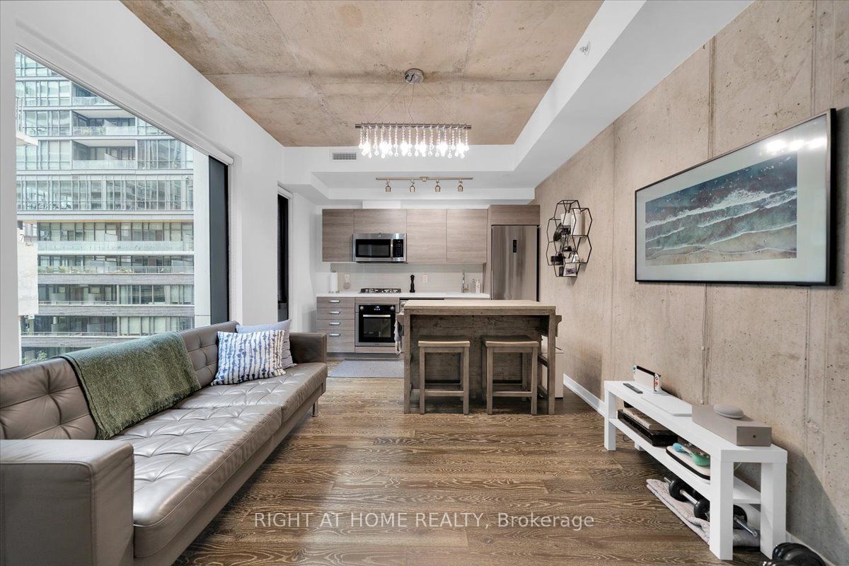 11 Charlotte St 402