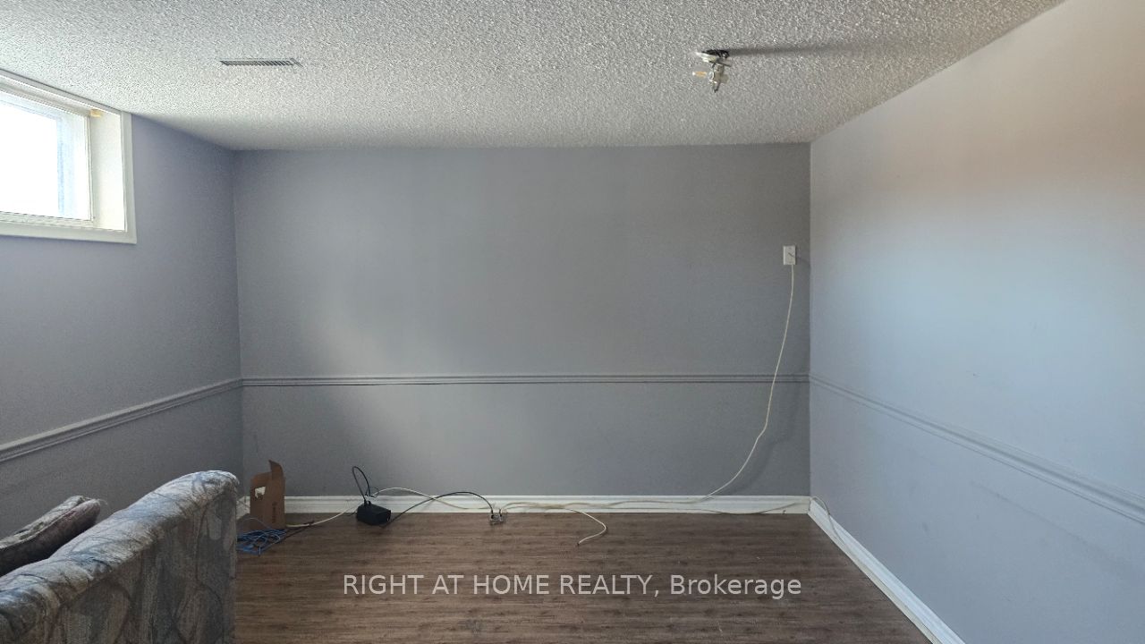 556 Van Horne Ave LOWER