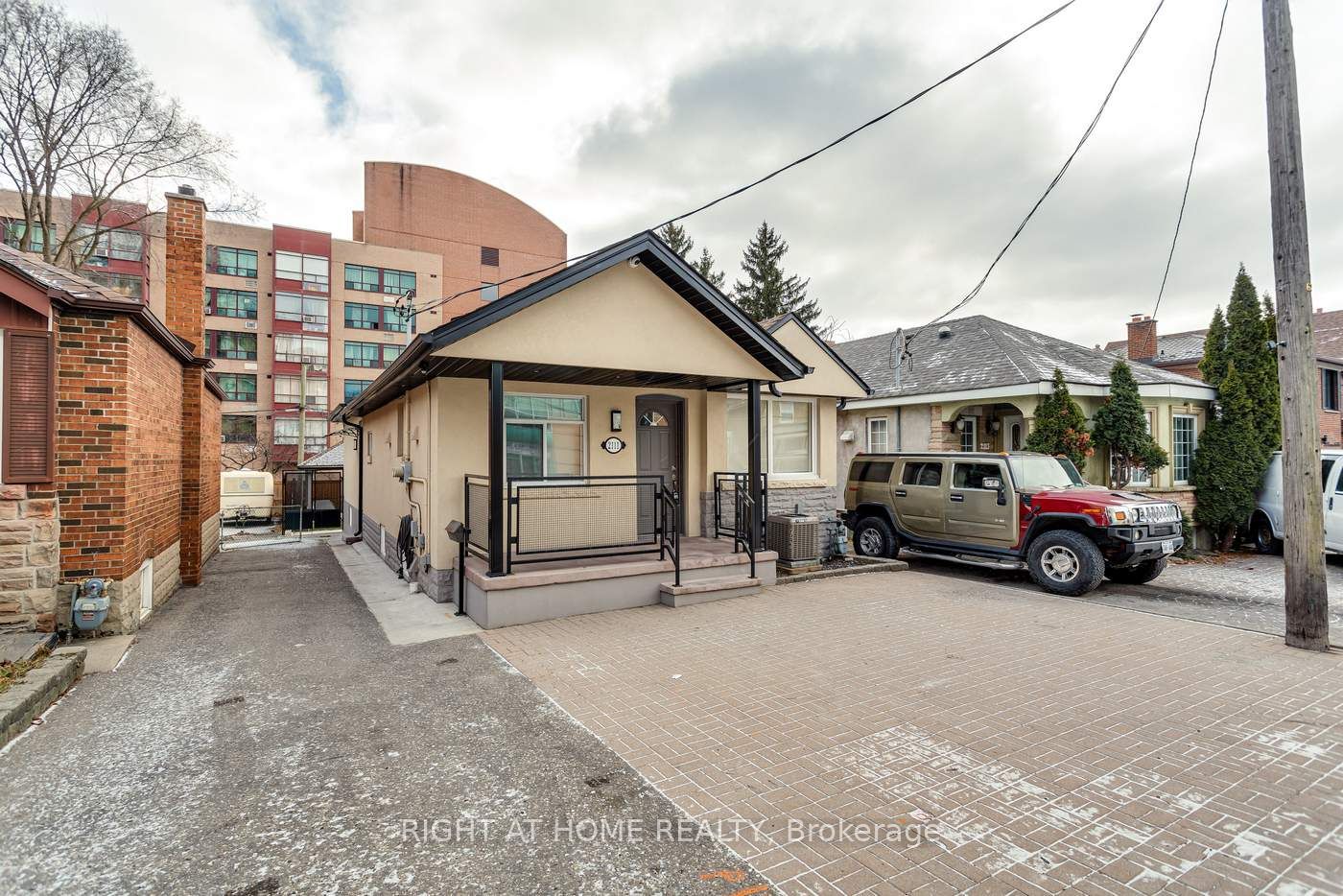 2111 W Lawrence Ave Upper