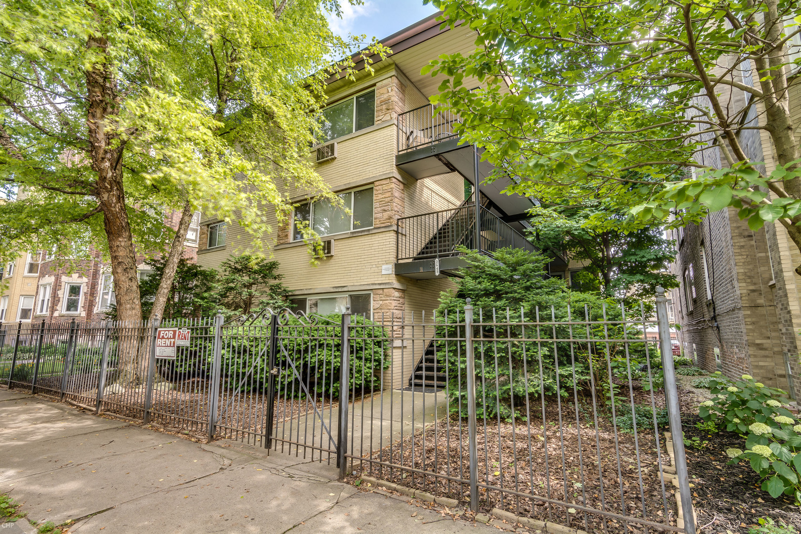 Beautiful street and neighborhood! This one bedroom one bathroom apartment has a large living space with separate dining area, dishwasher, hardwood floors, lots of natural light, and multiple closets. Baseboard heat and brand new wall AC. The building has onsite laundry and a courtyard with grills and picnic table. Walking distance to all of the shops and retail of Lincoln Square, the Rockwell Brown Line Stop, and Winnemac Park. Pets welcome. Parking available. Close to Lincoln Square restaurants, bars, and shopping.    **Photos are of the unit below, same floorplan and similar finishes