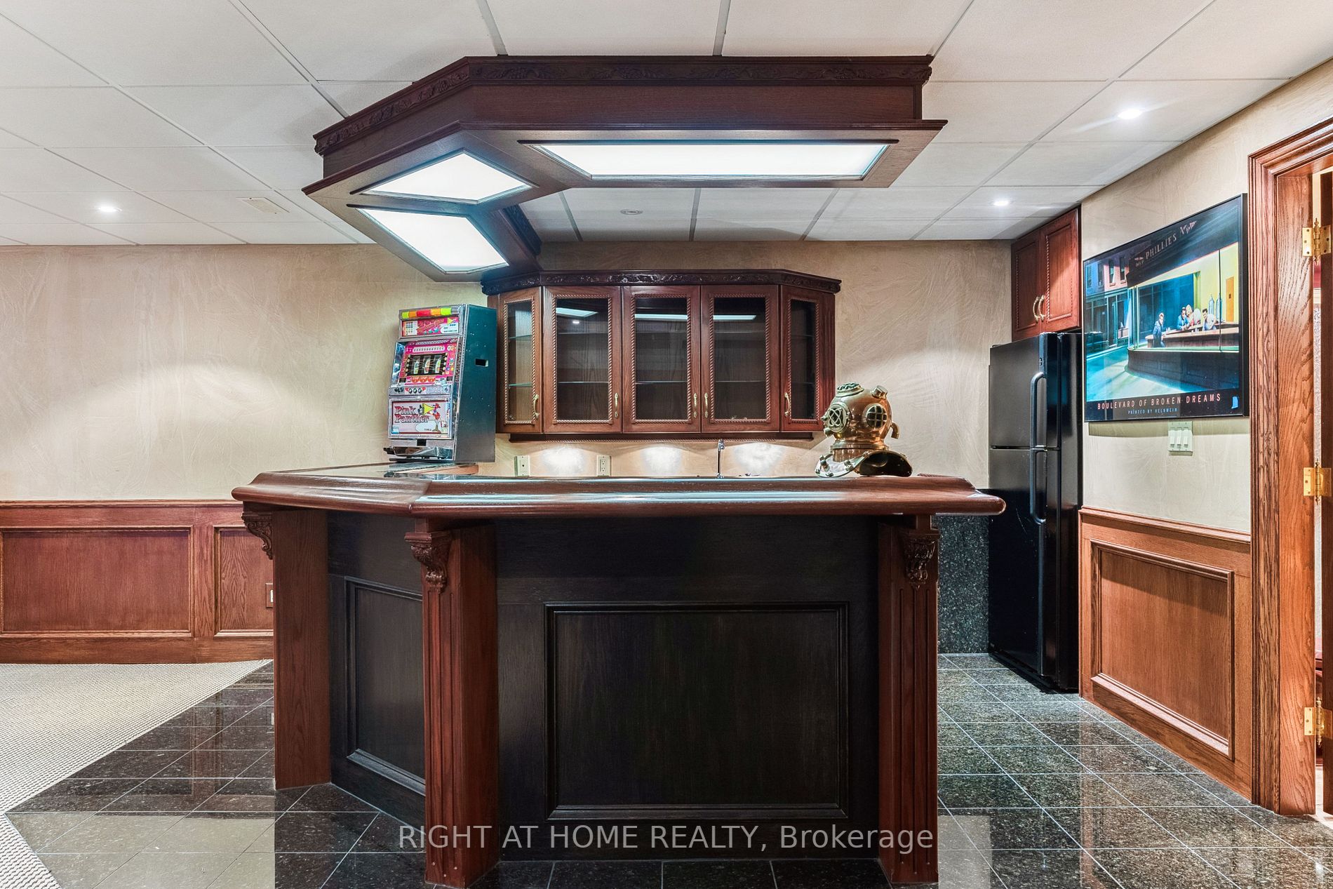 206 Lakeside Ave