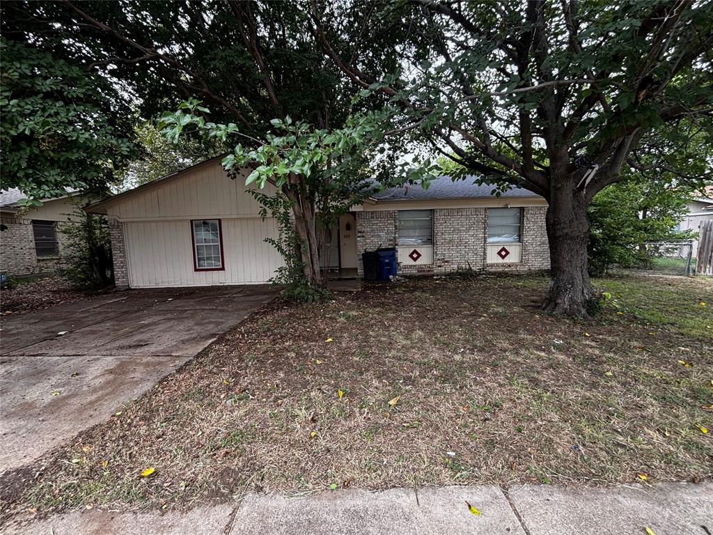 This property is perfect for savvy investors or DIY enthusiasts looking for their next project. Enjoy the charm of a friendly community with convenient access to local amenities, parks, and schools.  Don’t miss your chance to transform this diamond in the rough into a stunning masterpiece!
