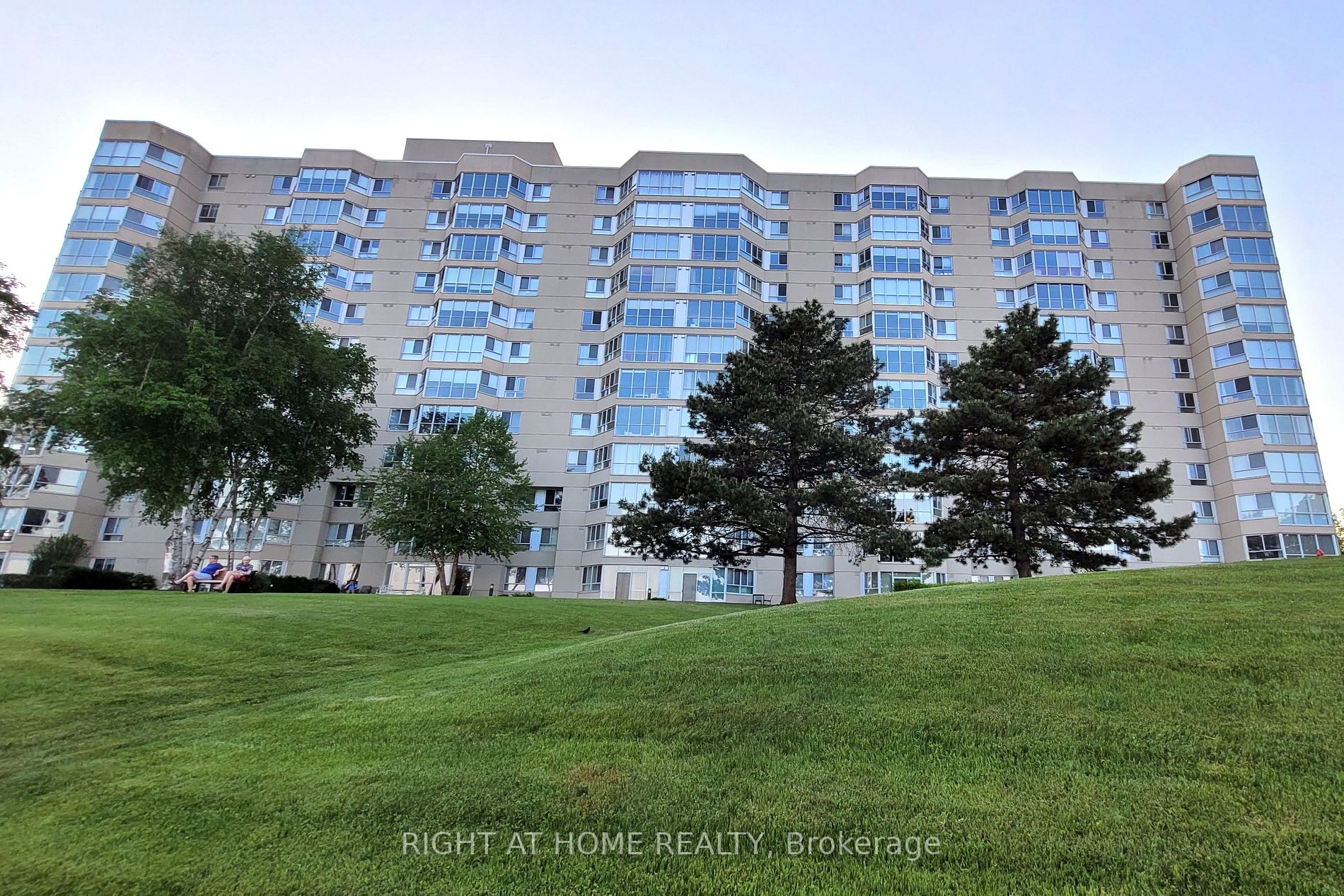 5280 Lakeshore Rd 207