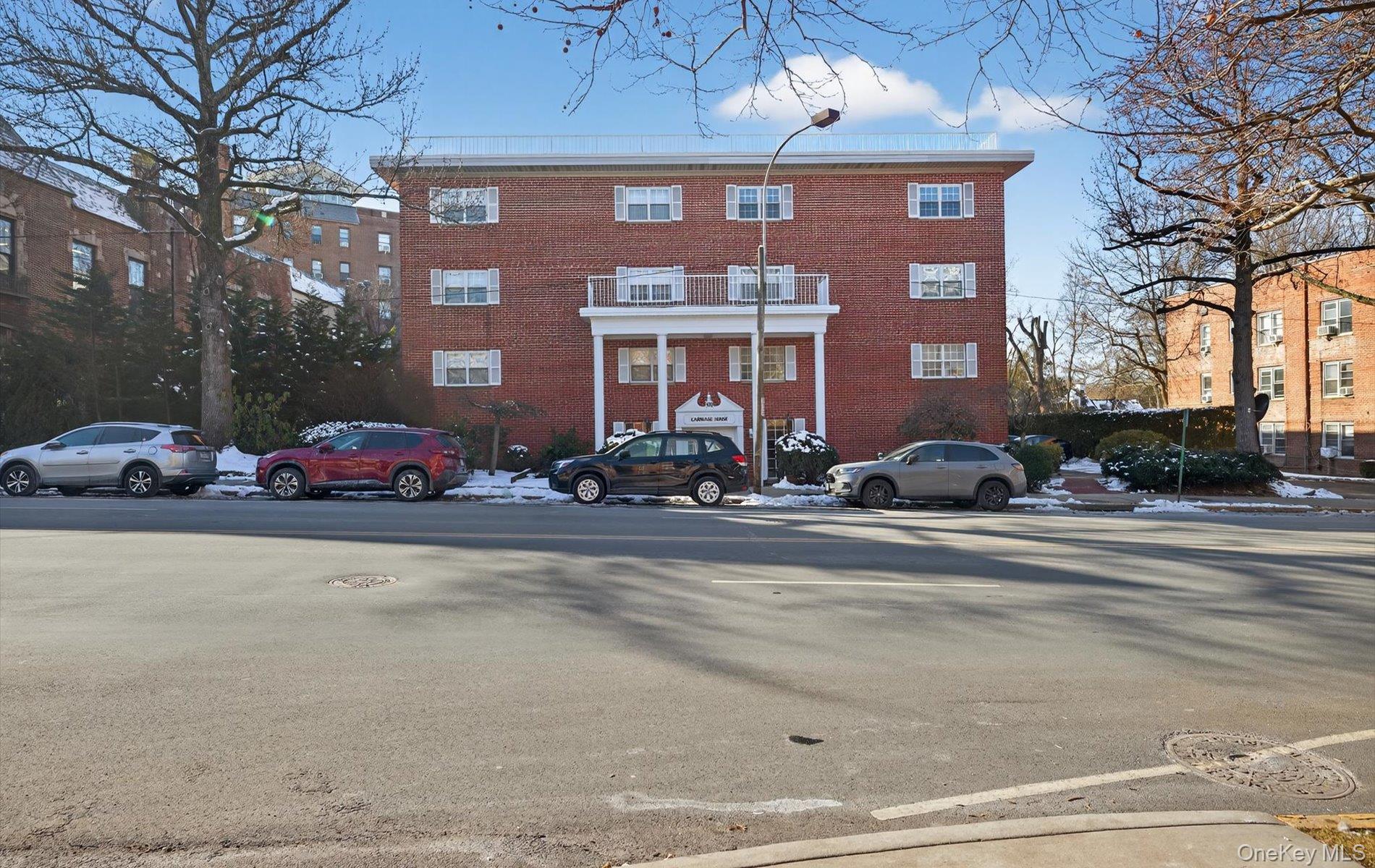 Welcome to Unit 305 at the Carriage House in prestigious Great Neck!  This spacious condominium offers a perfect blend of comfort & convenience.  Enjoy 2 beds &2 baths, open living/dining area for entertaining.  Residents benefit from well maintained common areas, landscaped grounds, easy access to shopping, dining and transportation.  Located in a desirable neighborhood, this home offers a quiet suburban lifestyle while remaining close to NYC commuting options.  Don't miss this opportunity to own.