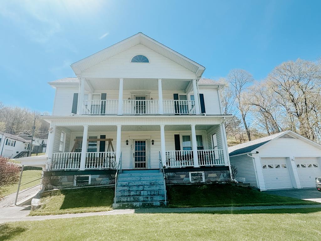 LOVELY OLDER COLONIAL HOME LOCATED IN THE TOWN OF TAZEWELL.  FEATURES FOUR BEDROOMS, 3 FULL BATHS.  KITCHEN APPLIANCES, GAS WALL HEATER.  TWO DRIVEWAYS, TOWN UTILITIES.  WALKING DISTANCE TO RESTAURANTS, LIBRARY, AND SHOPPING.