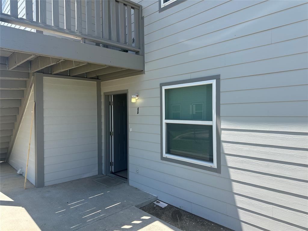 A 2 Bedroom, 1 Bathroom unit with approximately 975 Sq. Ft. This unit comes equipped with all kitchen appliances, washer/dryer hookups, and a fireplace.Large living room and bedrooms with walk in closets.Listing broker is a part owner of the company that owns this home with real estate license #071687.Tenant pays Electric and Water.Pets Welcome (2 PET LIMIT):1 Pet - $300 Deposit + $25/month Pet Rent2 Pet - $400 Deposit + $40/month Pet Rent