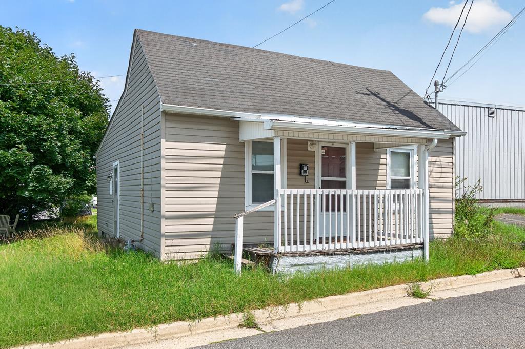 Investment opportunity in the heart of Wytheville! This 1-bedroom, 1-bath home is ideally located within walking distance of downtown, restaurants, shopping, parks, and local attractions, making it an attractive option for tenants seeking convenience. Whether you're looking to expand your rental portfolio, add a long-term investment property, or purchase an affordable starter home, this property offers plenty of potential. The desirable in-town location, low-maintenance size, and strong rental appeal make it a smart investment with multiple possibilities. Don't miss your chance to own an affordable property in one of Wytheville's most convenient locations!