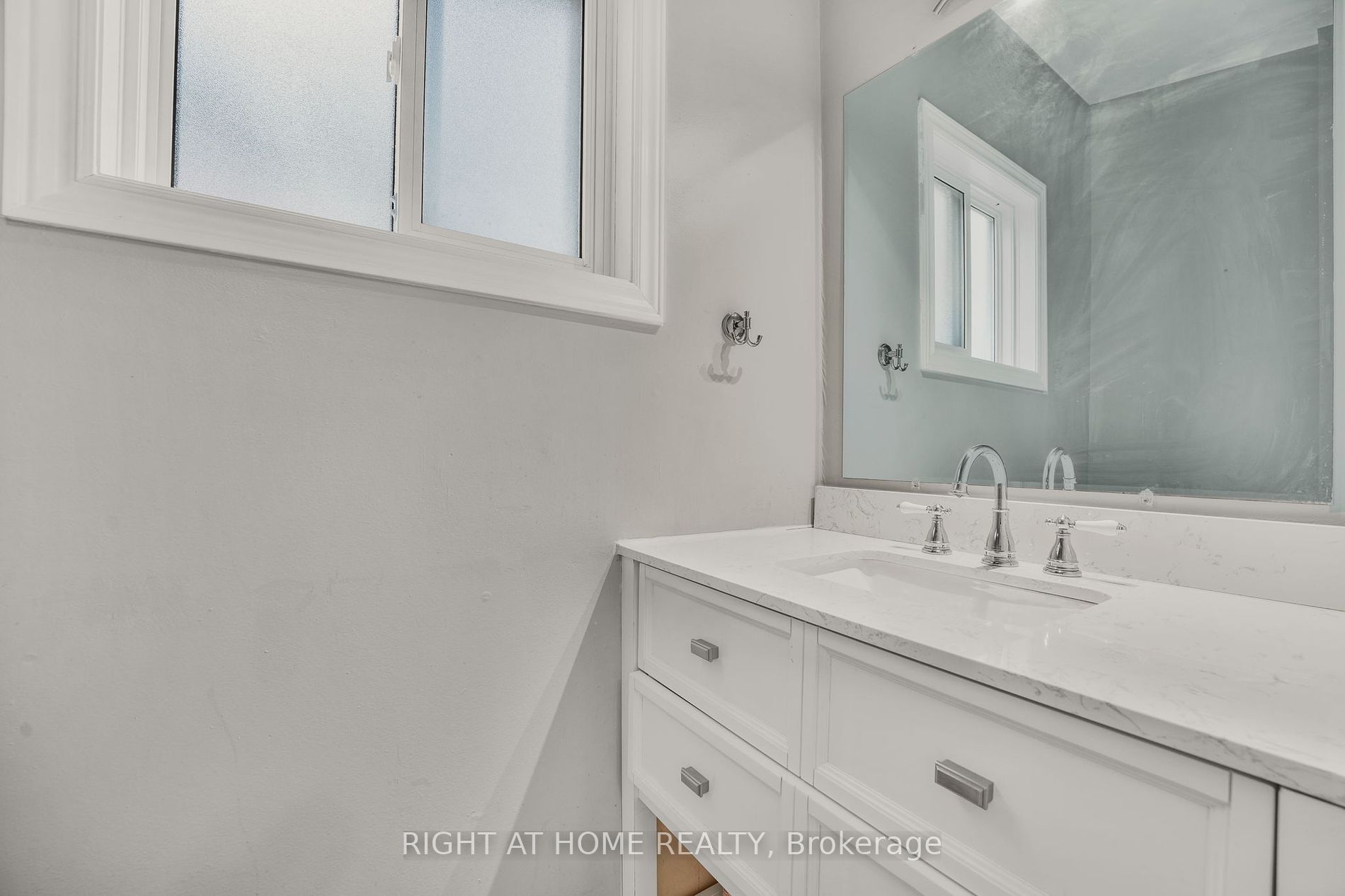 24 Jeanette Pl