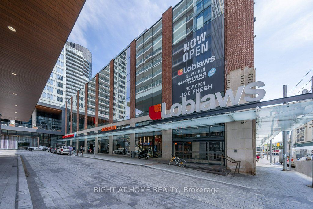 17 Bathurst St 1112