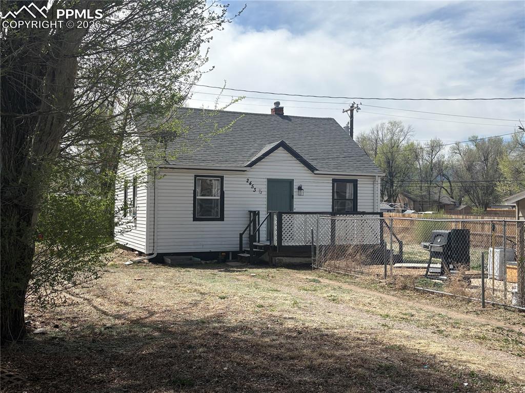 DARLING HOUSE ON A FLAG LOT CONVENIENTLY LOCATED JUST MINUTES FROM DOWNTOWN. STREET PARKING, DRIVEWAY PARKING AND ALLEY ACCESS. MASTER ON THE MAIN WITH VERY LARGE WALK-IN CLOSET.
