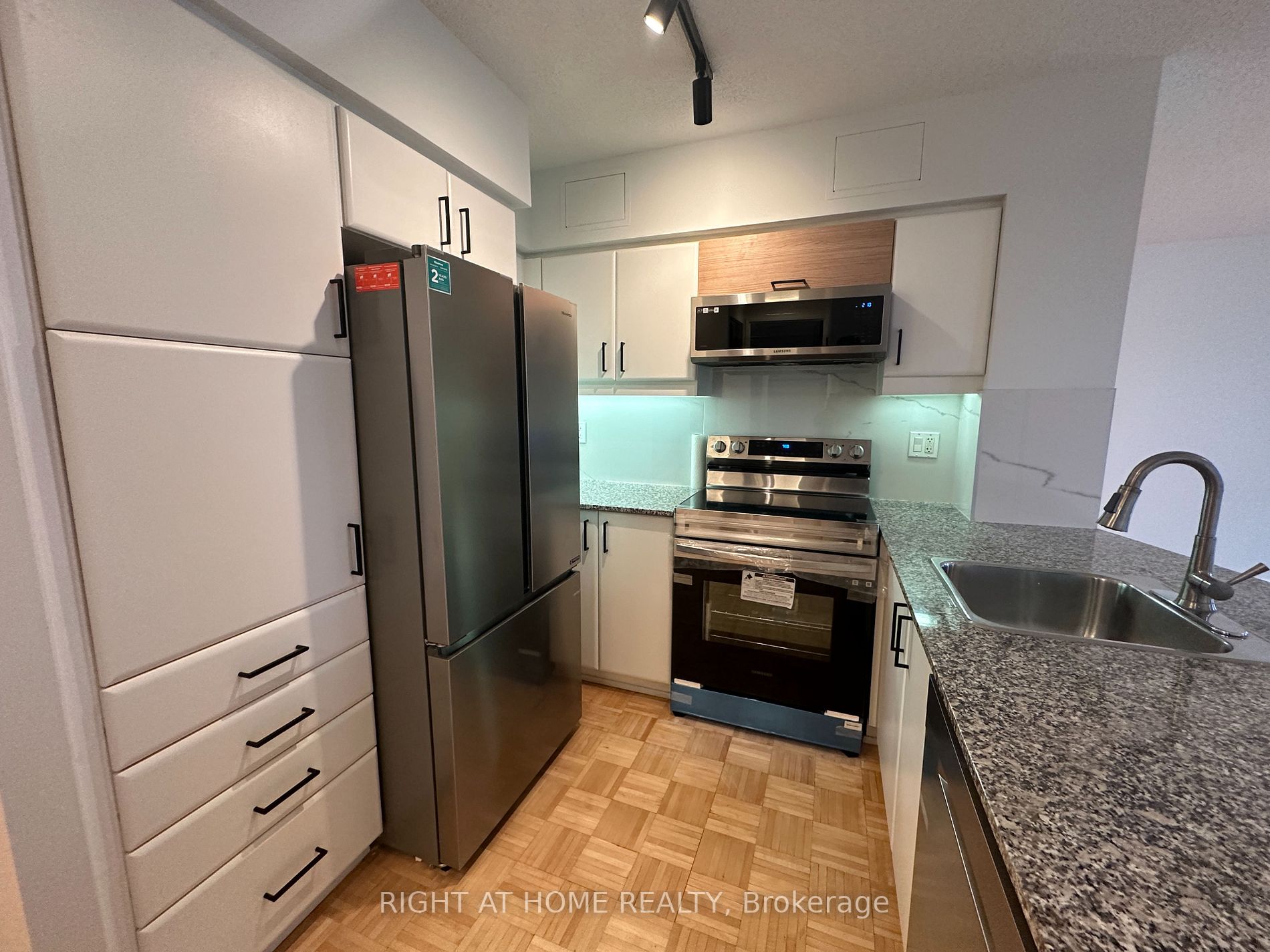 33 E Sheppard Ave 1205