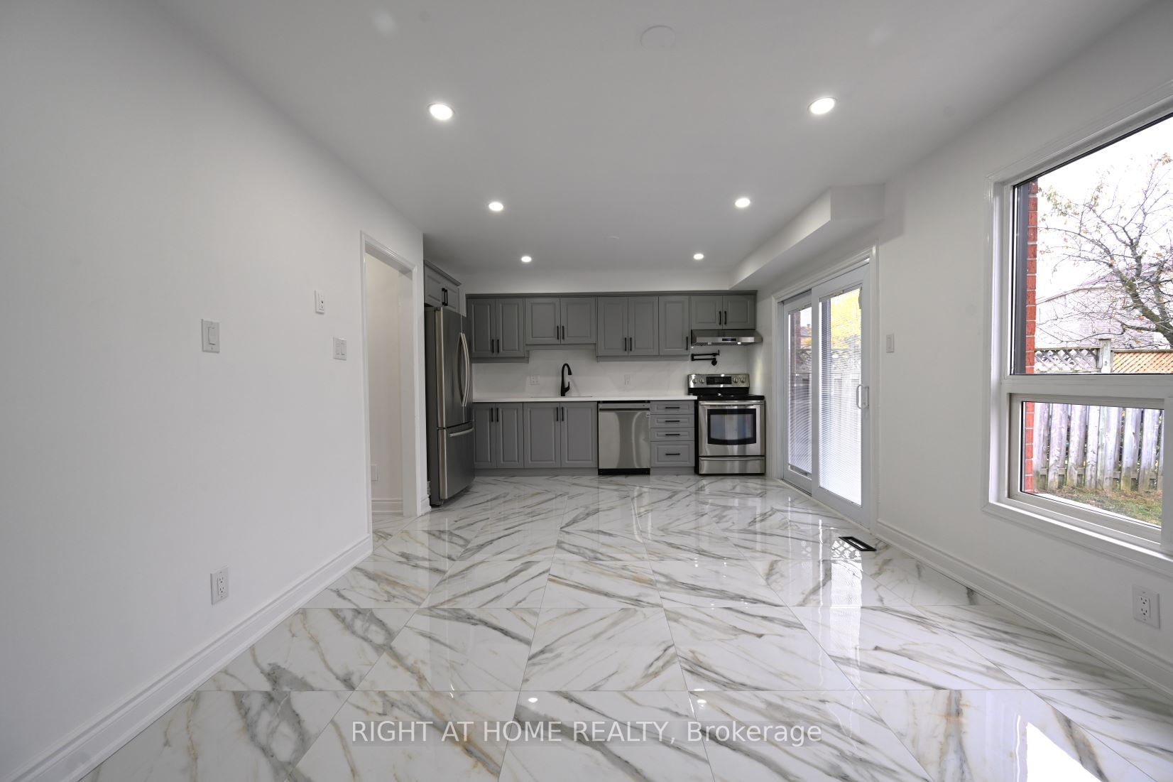 16 Glenmanor Dr