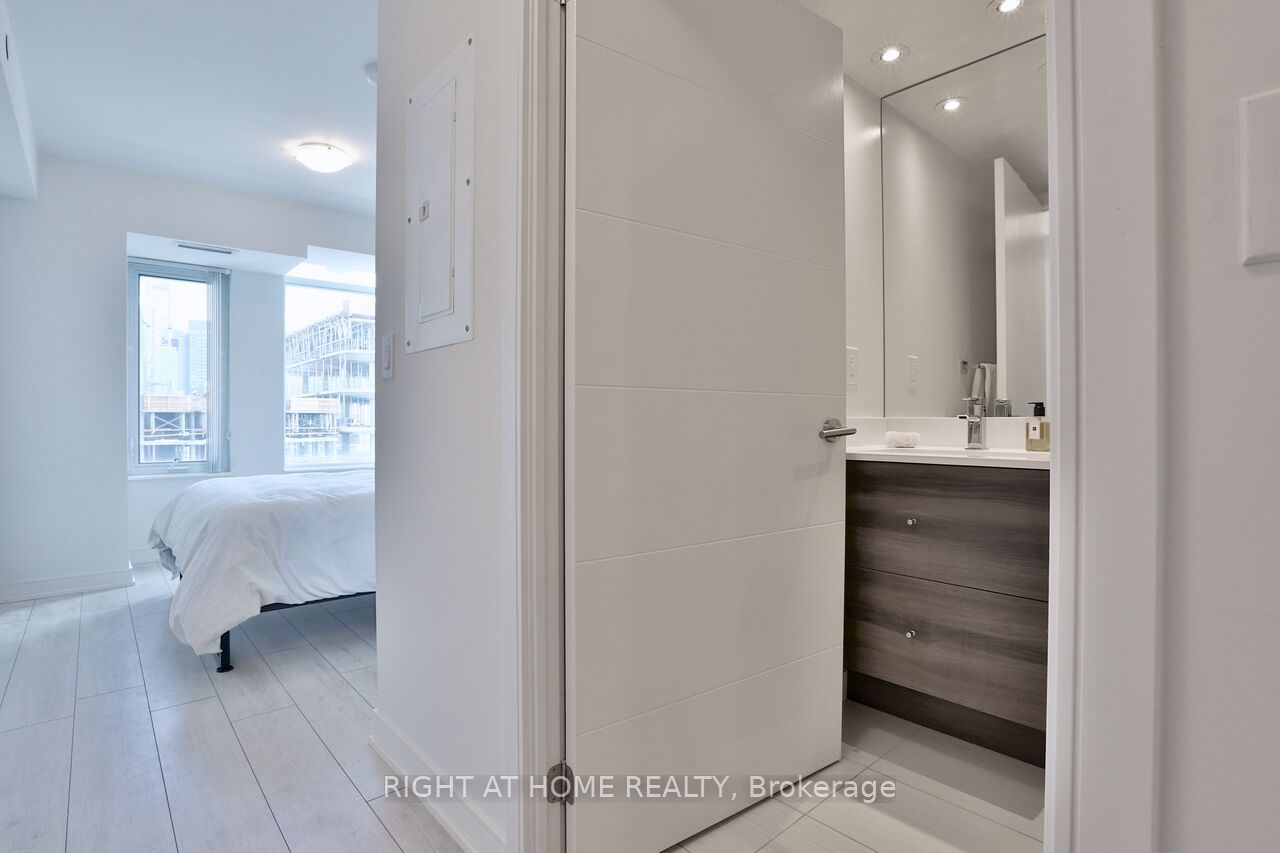 525 W Adelaide St 1622