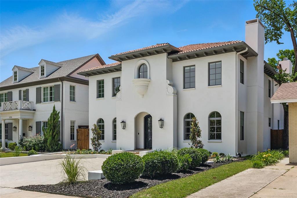 Conveniently located within walking distance of River Crest Country Club, this beautifully designed home features 5 bedrooms and 3.5 bathrooms, offering a layout ideal for both everyday living and entertaining. The downstairs primary suite includes a sitting area, fireplace, and en-suite bath with dual vanities, a soaking tub, separate shower, and generous walk-in closets with built-ins. Throughout the home, you'll find stunning hardwood floors, soaring ceilings with rustic wood beam accents, and decorative lighting. The spacious kitchen is complete with a large island, gas cooktop, farmhouse sink, custom cabinetry, and granite countertops. Upstairs, a large game room or den is accompanied by three additional bedrooms and two full baths, providing plenty of space for family or guests. Charming patio perfect for entertaining, featuring a built-in grill, sink, and outdoor fireplace. The property also includes a detached two-car garage and a front parking pad for additional convenience.