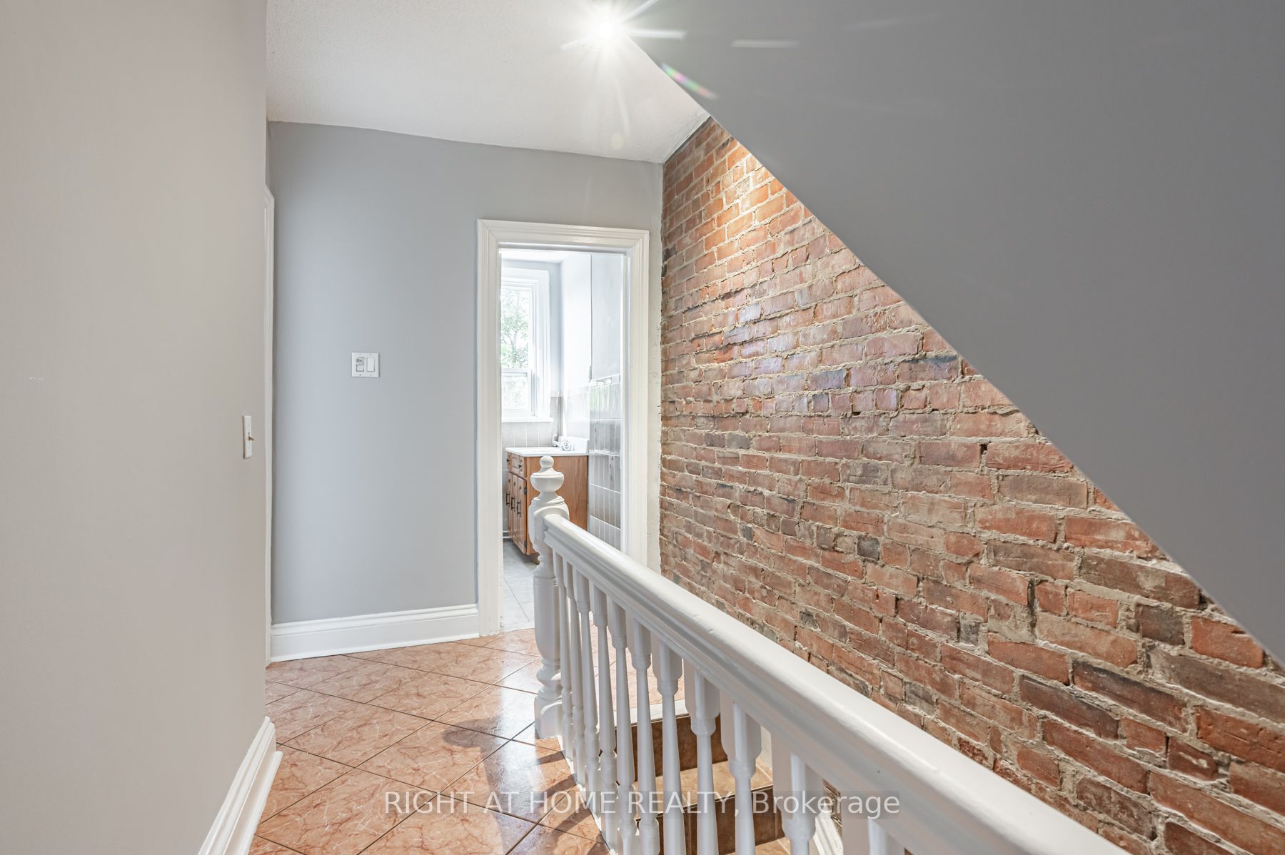 166 Grace St Upper