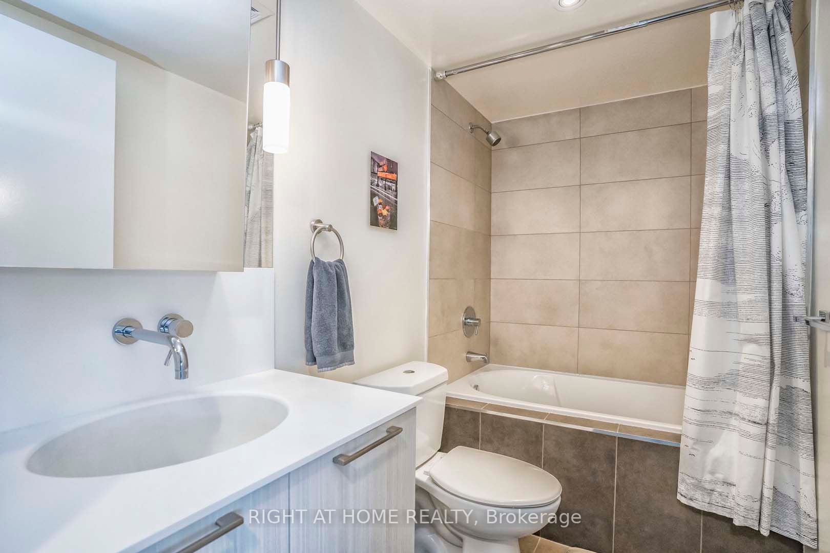 95 Bathurst St 1405