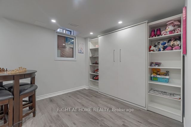 12 Laskin Dr