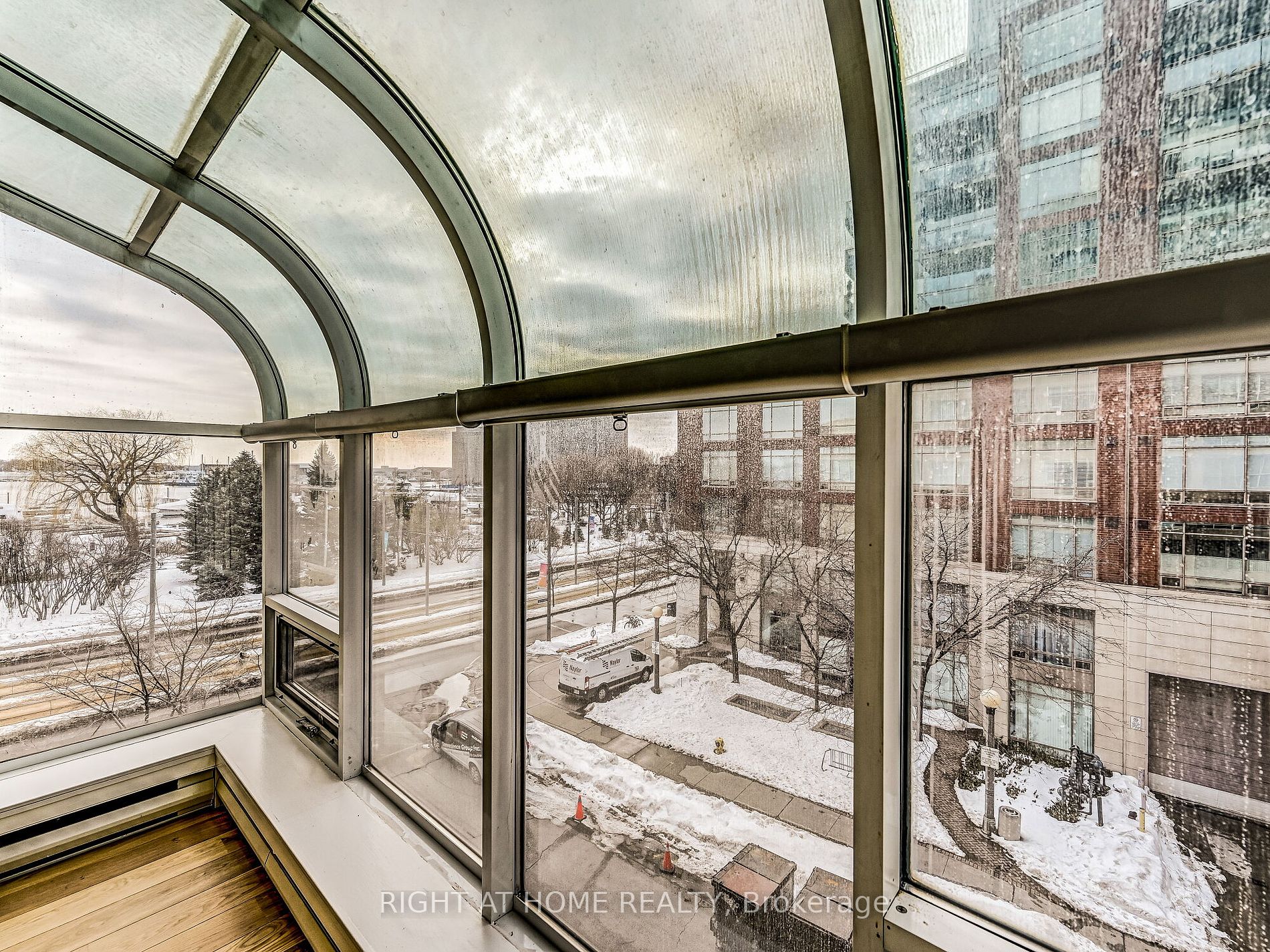 480 W Queens Quay 402W