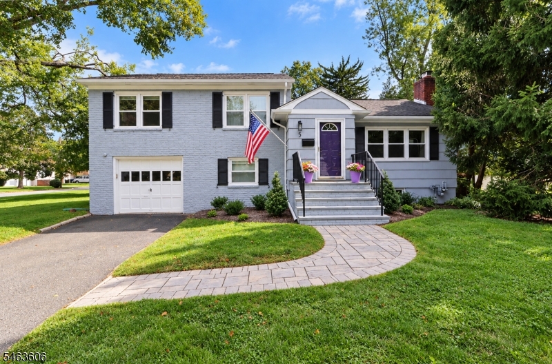 5 Surrey Ln