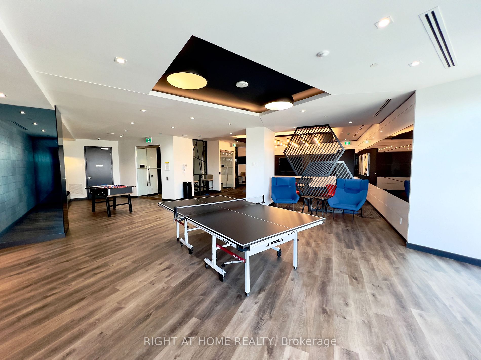 159 E Wellesley St 2404