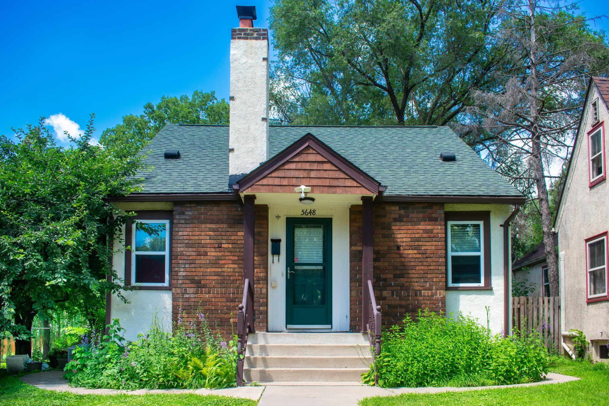 Great opportunity in a beautiful area near Diamond Lake! This 3-bedroom, 2-bath home has a 2-car garage and lots of potential. It just needs a little TLC to make it shine. Conveniently located close to 35W, shopping, the airport, and more.
Buyers and agents to verify measurements.
