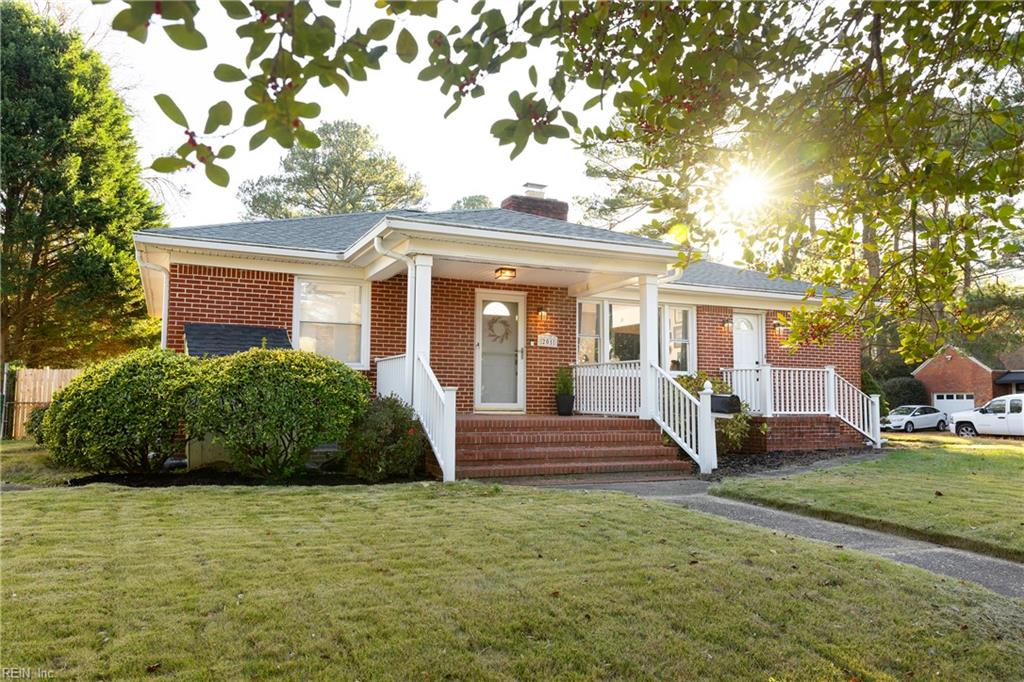 Nice, covered entryway porch