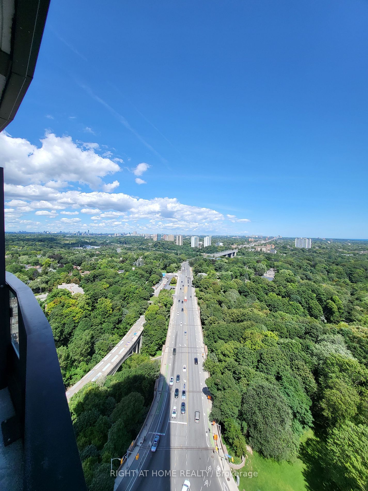 585 E Bloor St 2518