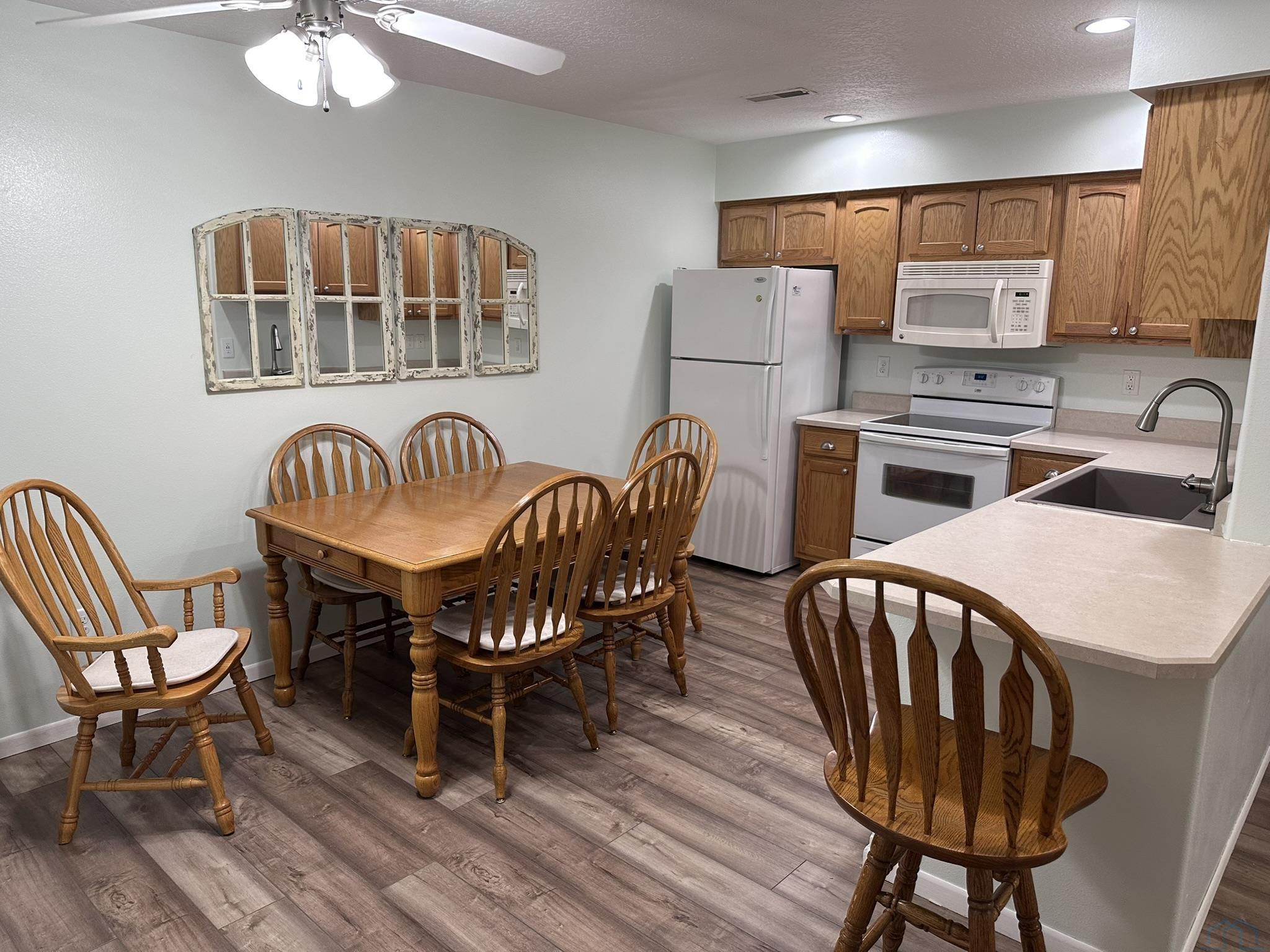 1100 Meadow View 2