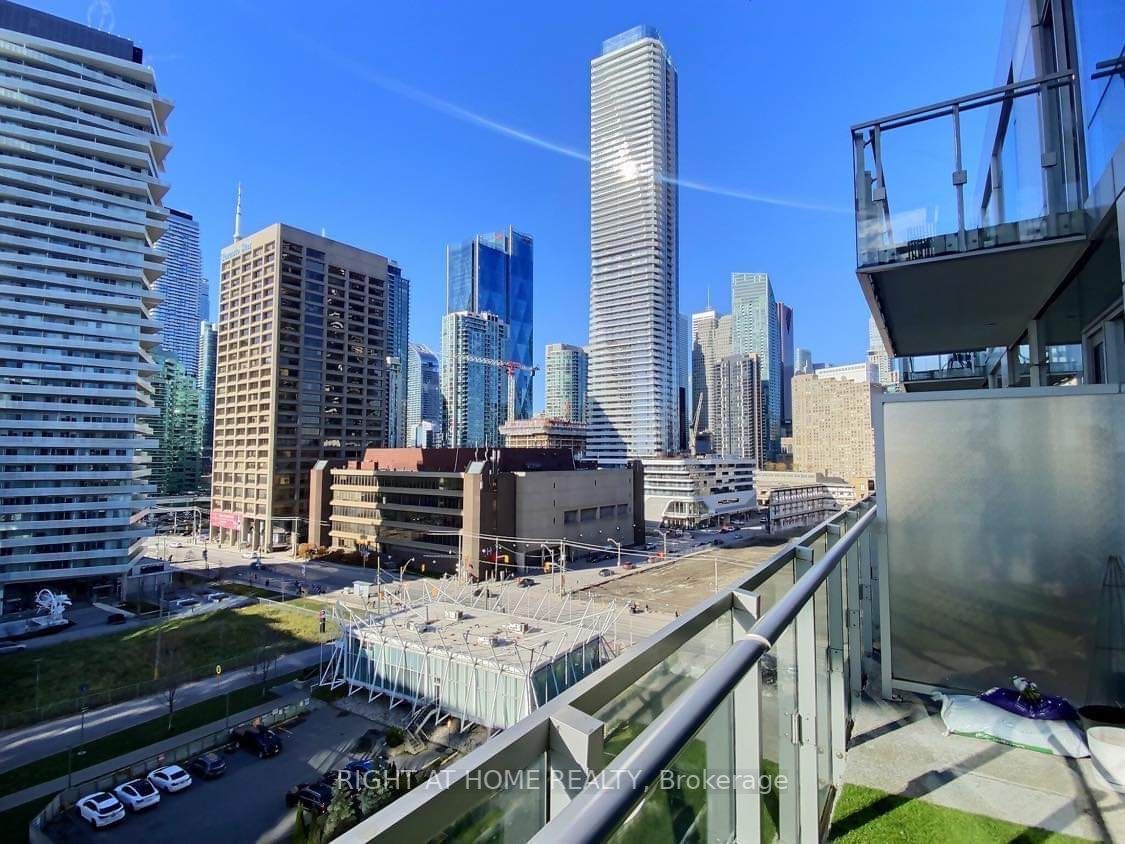 39 E Queens Quay 932