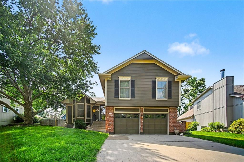 916 NW Heatherwood Drive