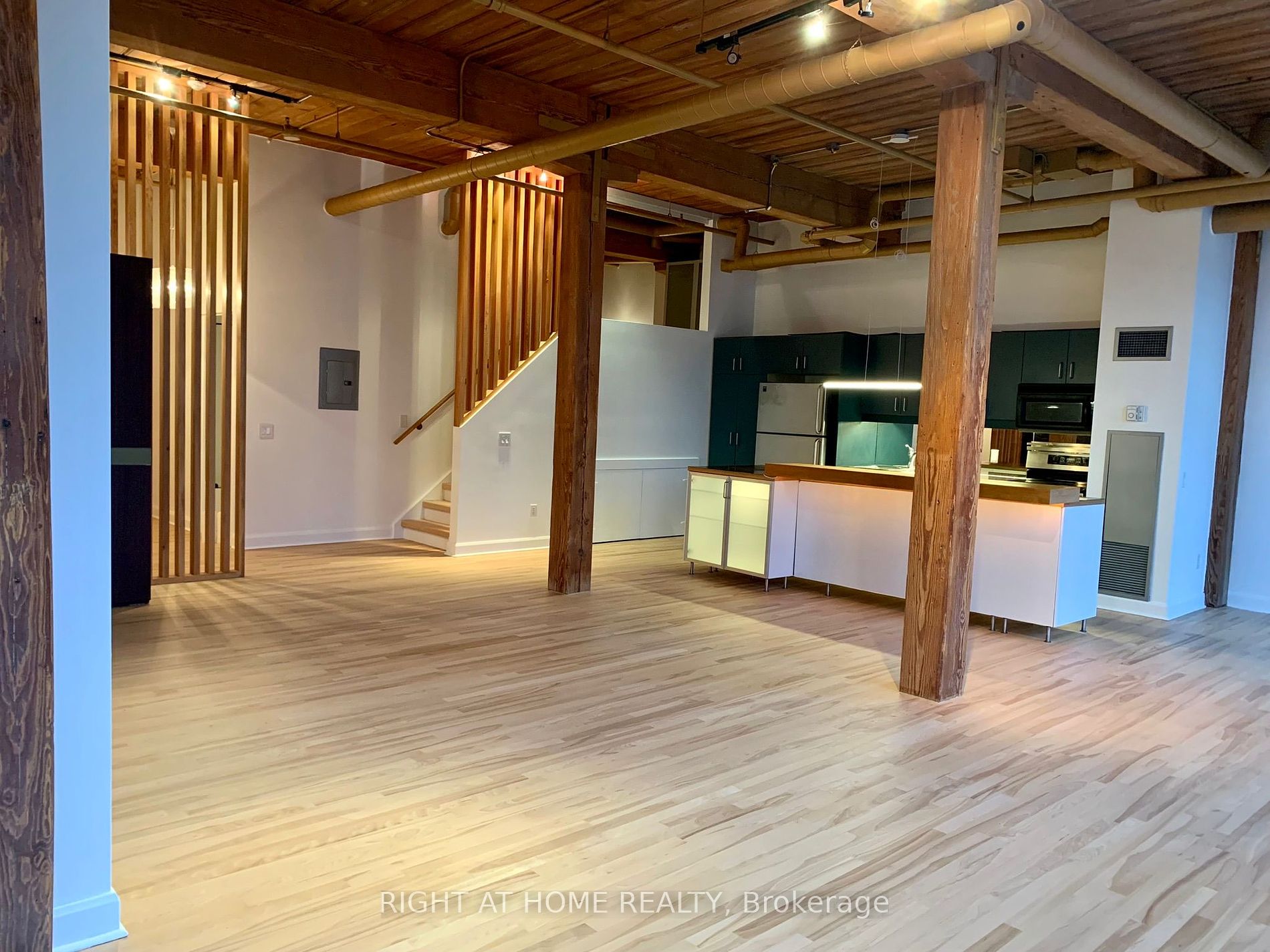 993 W Queen St 413