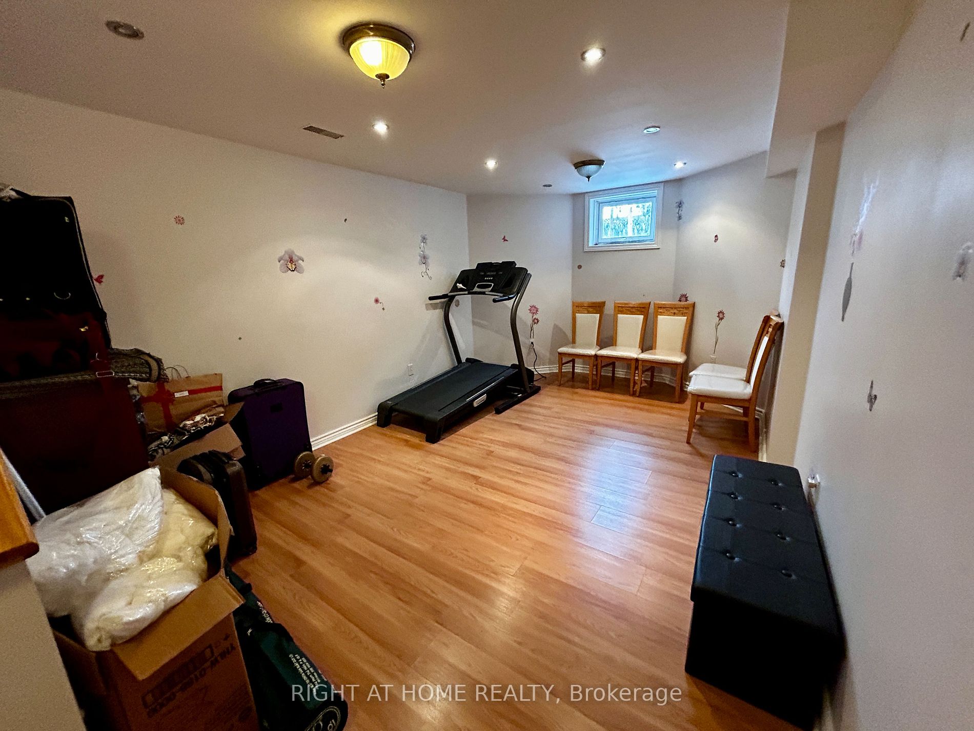 8 Castlebury Dr