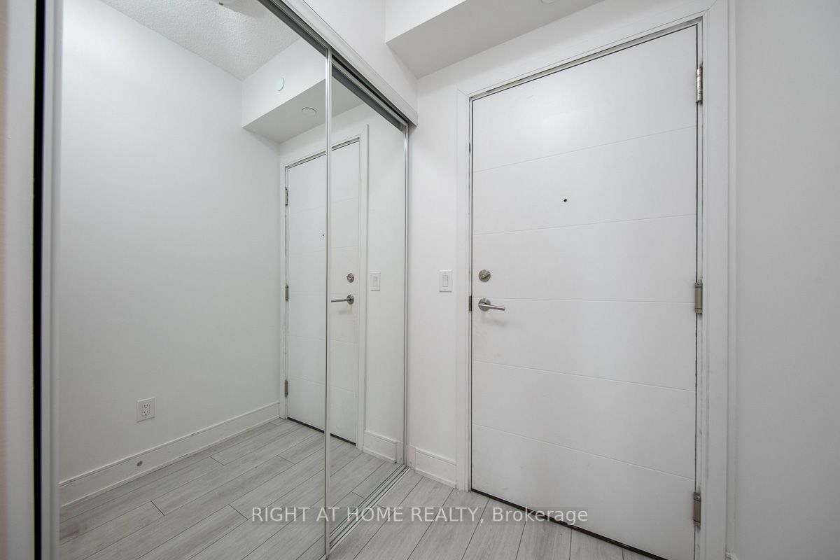 525 W Adelaide St 932