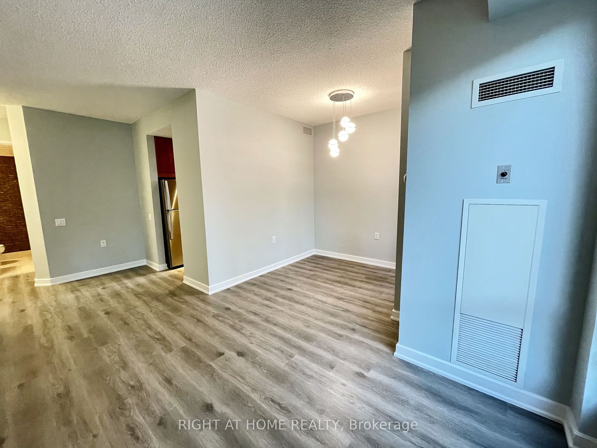 85 E Bloor St 902