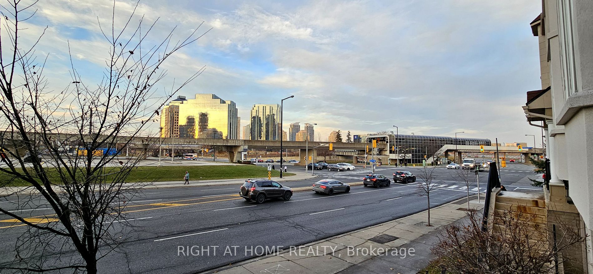 61 Town Centre Crt Th67