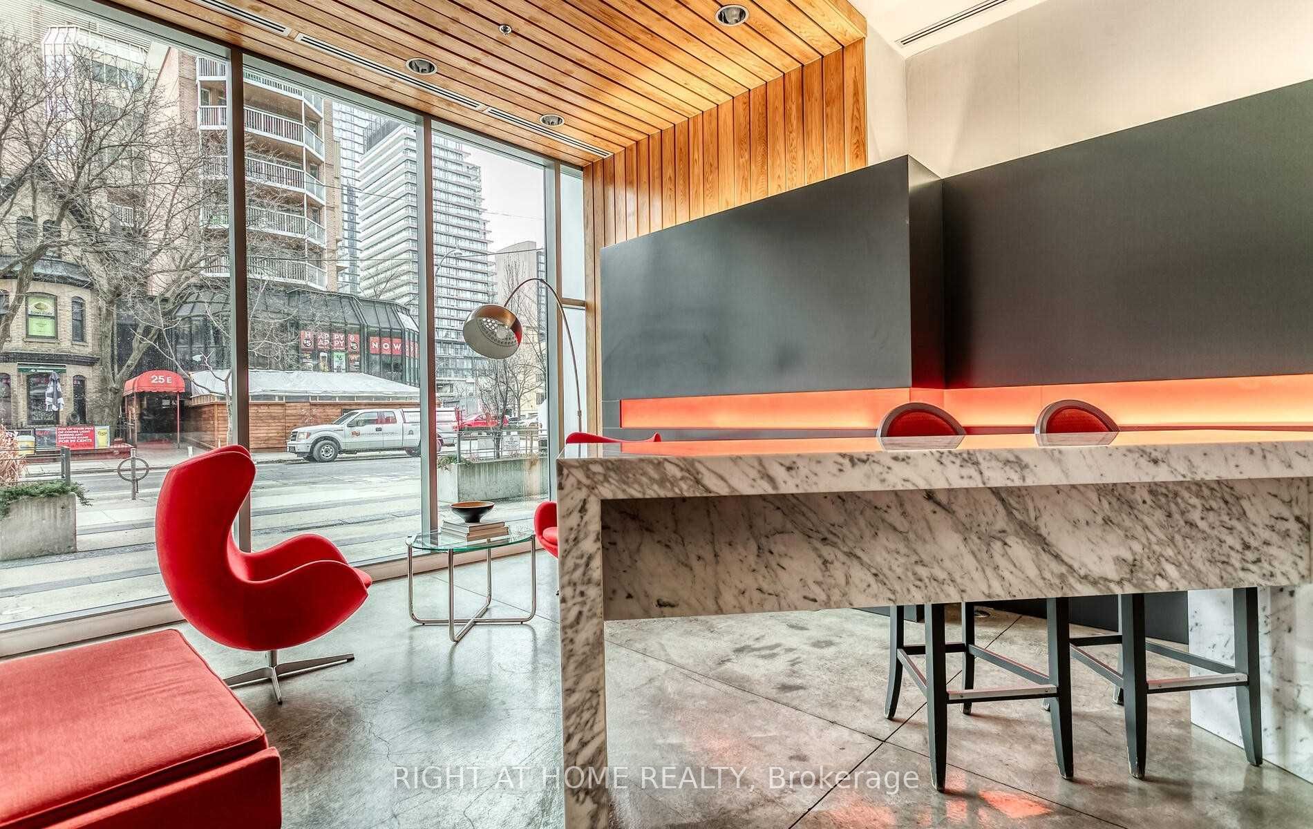 22 E Wellesley St 502