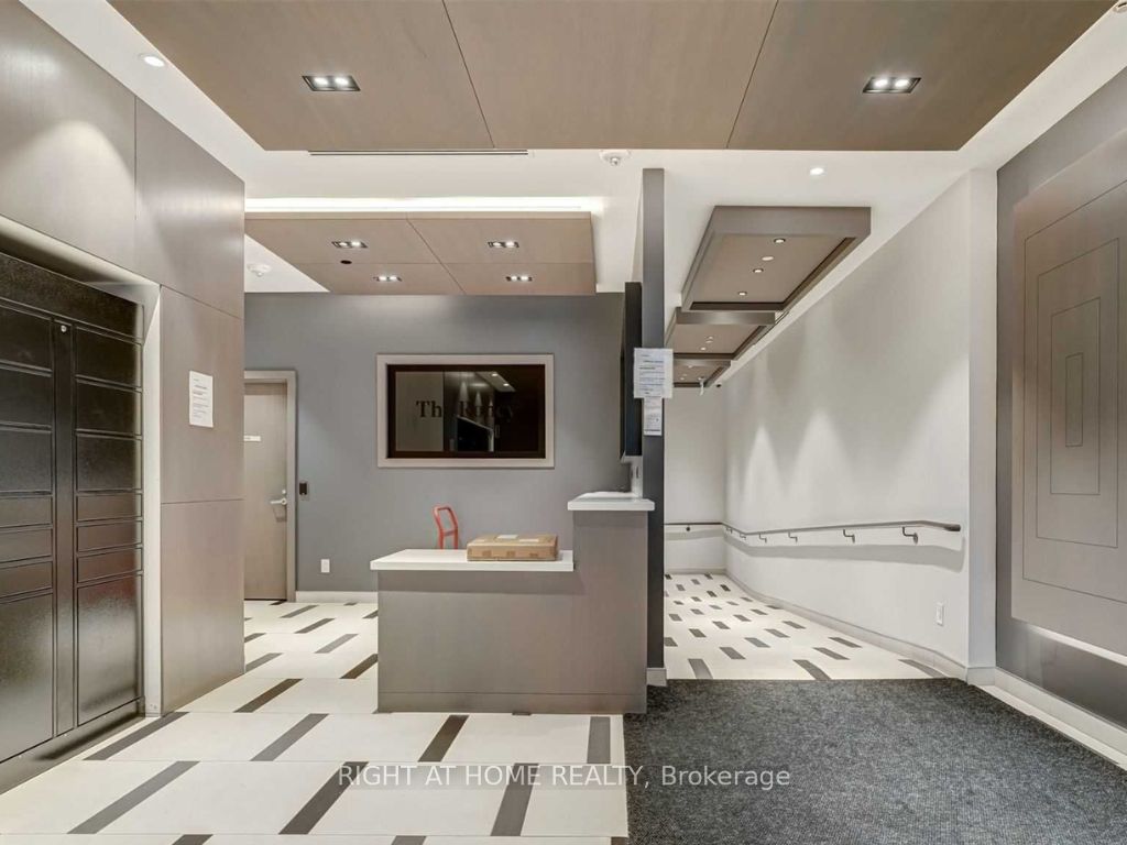 430 Roncesvalles Ave 406