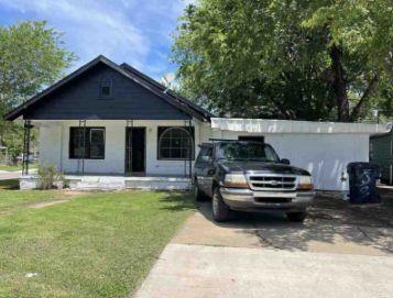 Seller financing available on this awesome  Four Plex Investment oppertunity. With 2,699 square feet and total of 6 beds and 4 baths.  Unit 1: 3 BR/1 Bath, Unit 2: 1 BR/ 1 Bath, Unit 3: 1 BR/1 Bath, Unit 4: 1 BR/ 1 Bath plus additional storage building. Great location and potential!