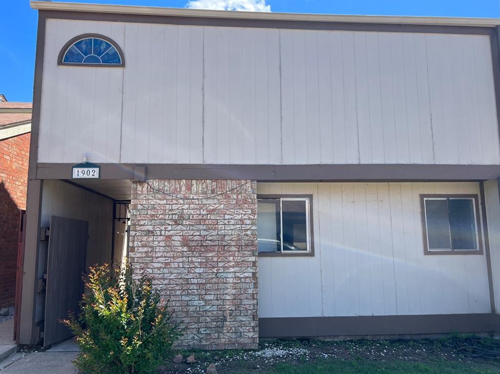 Come live condo life! This condo is for rent in Edmond has 3 bedrooms and 2 FULL BATHS! It is within minutes of dining, shopping and entertainment amenities. Close to I-35. *No pets allowed*