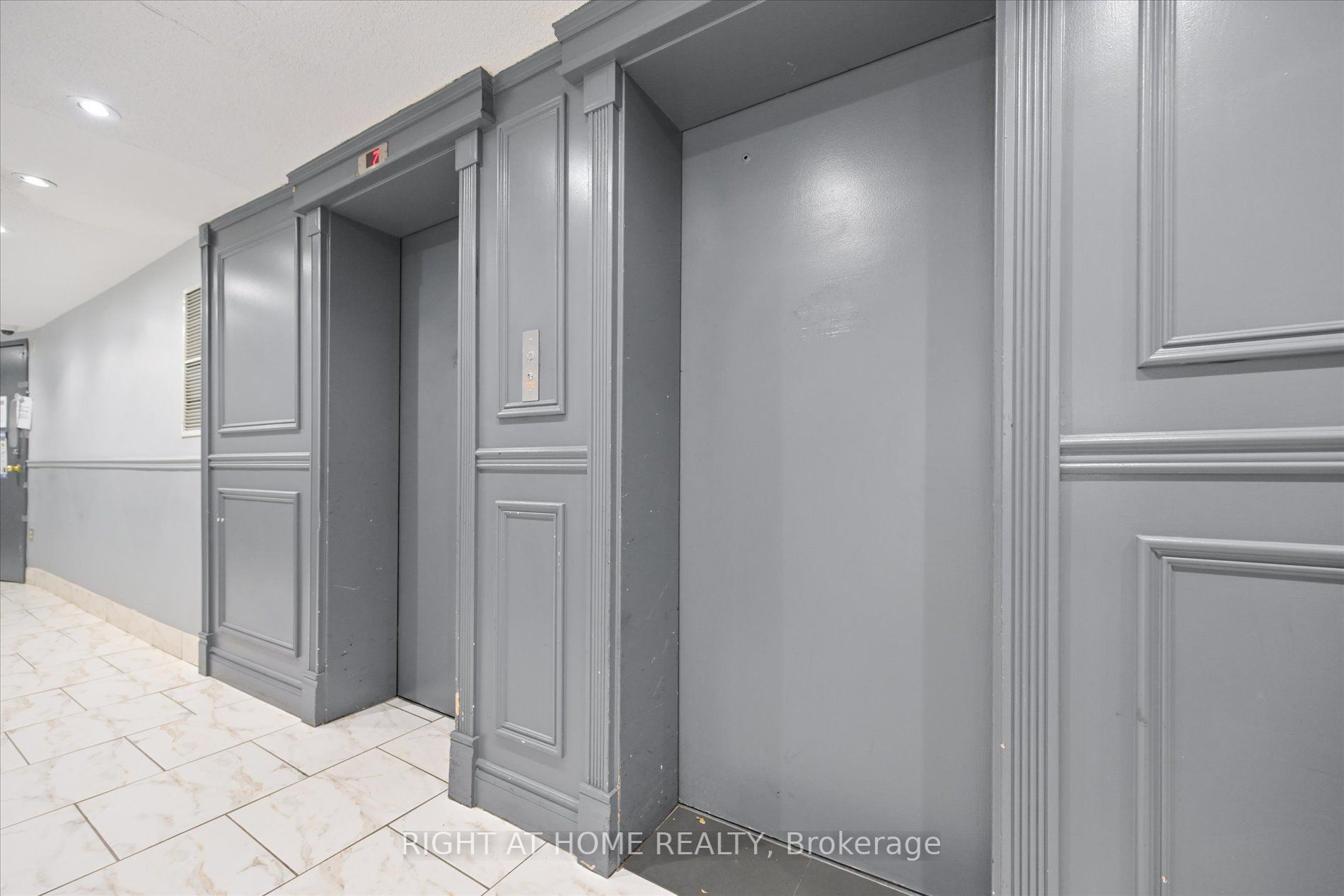 3105 Queen Frederica Dr 905