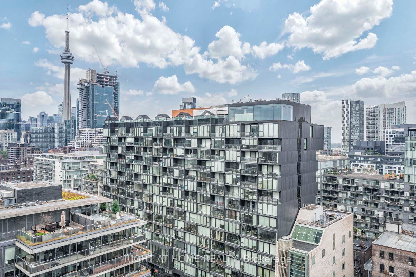 95 Bathurst St 1405