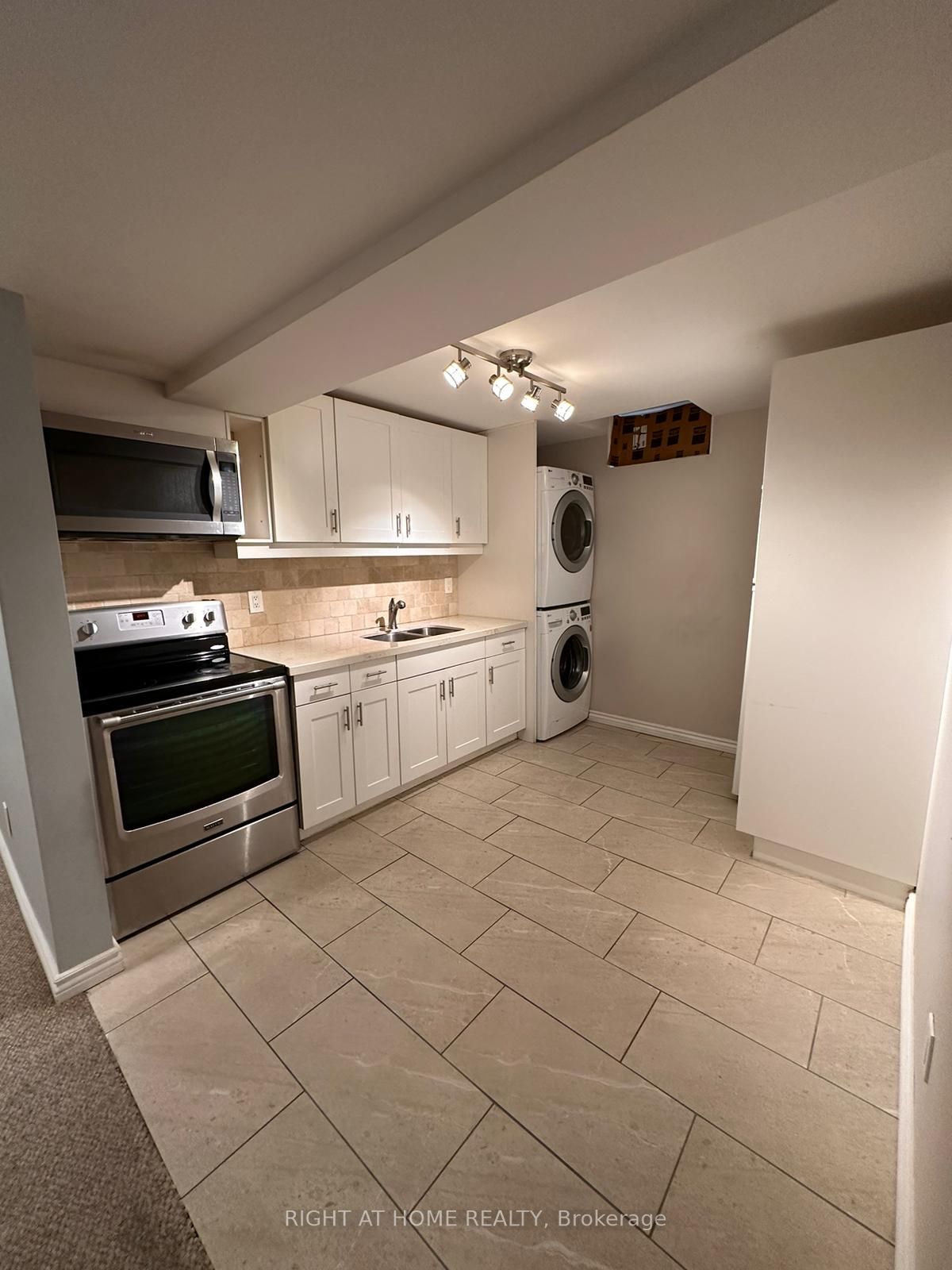 362 Kirby Cres Lower