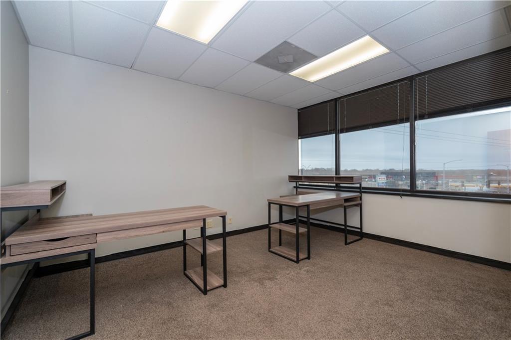 8320 N Oak - 222 Trafficway