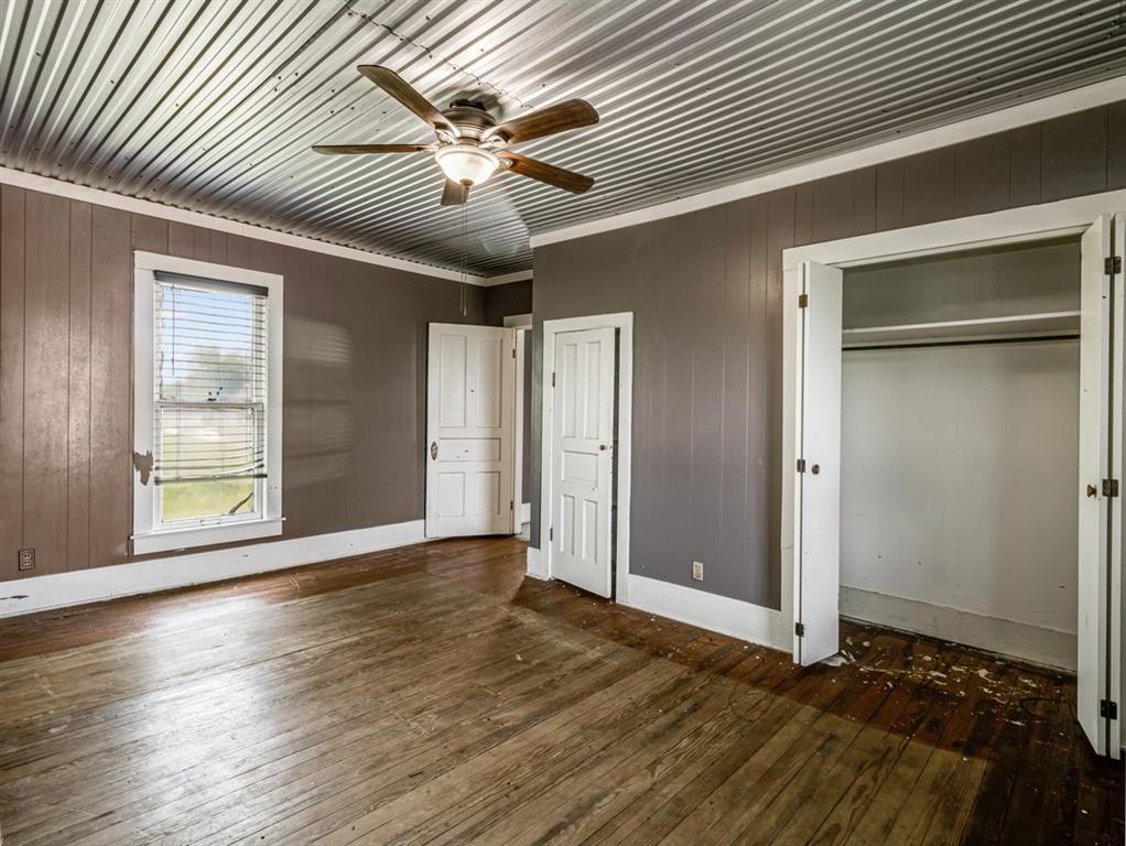 112 W Hackberry Street