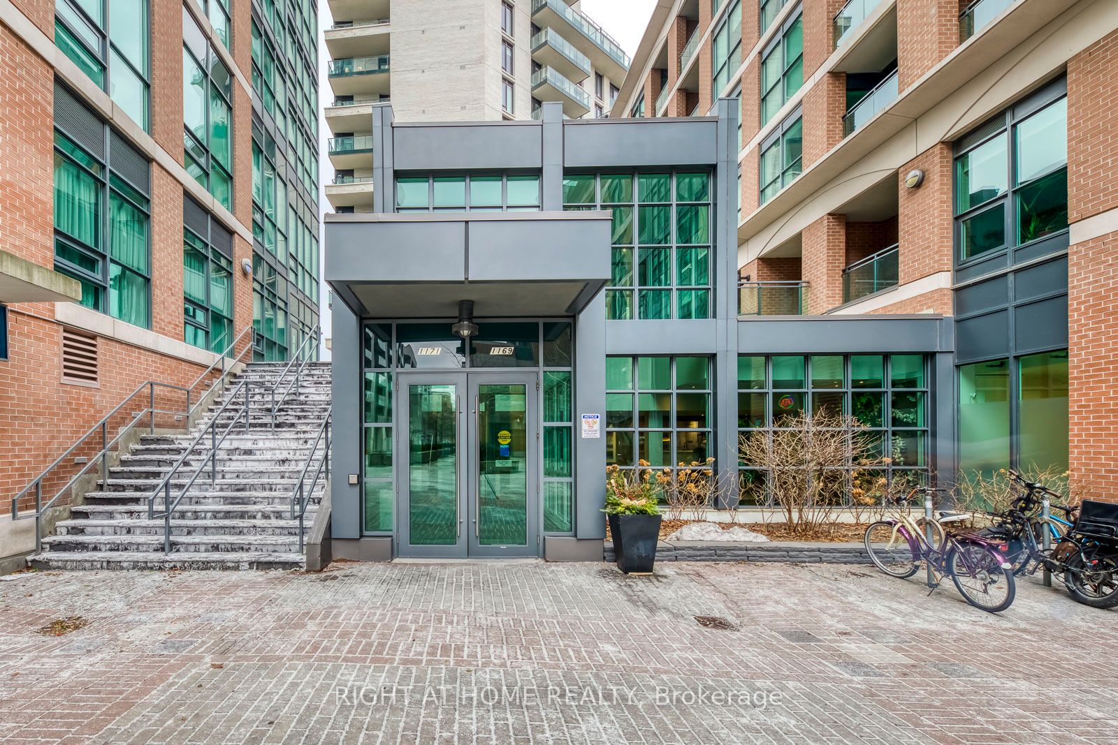 1171 W Queen St 1613