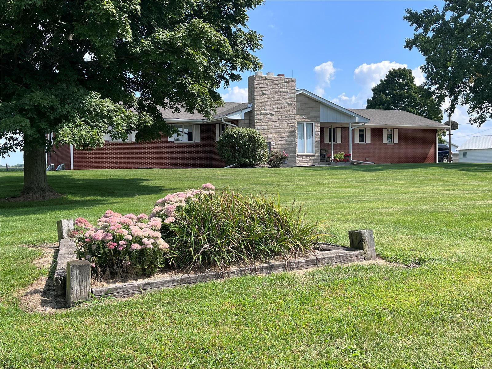 214,900 6252 Illinois Route 127 Hillsboro IL 62049 Montgomery County