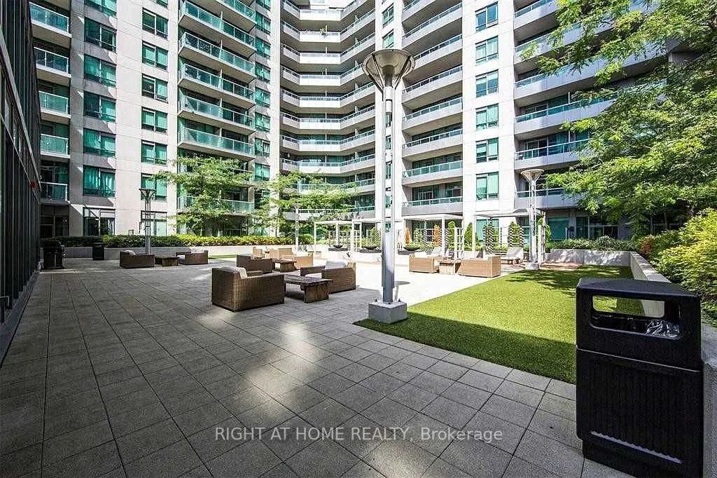 19 Grand Trunk Cres 305