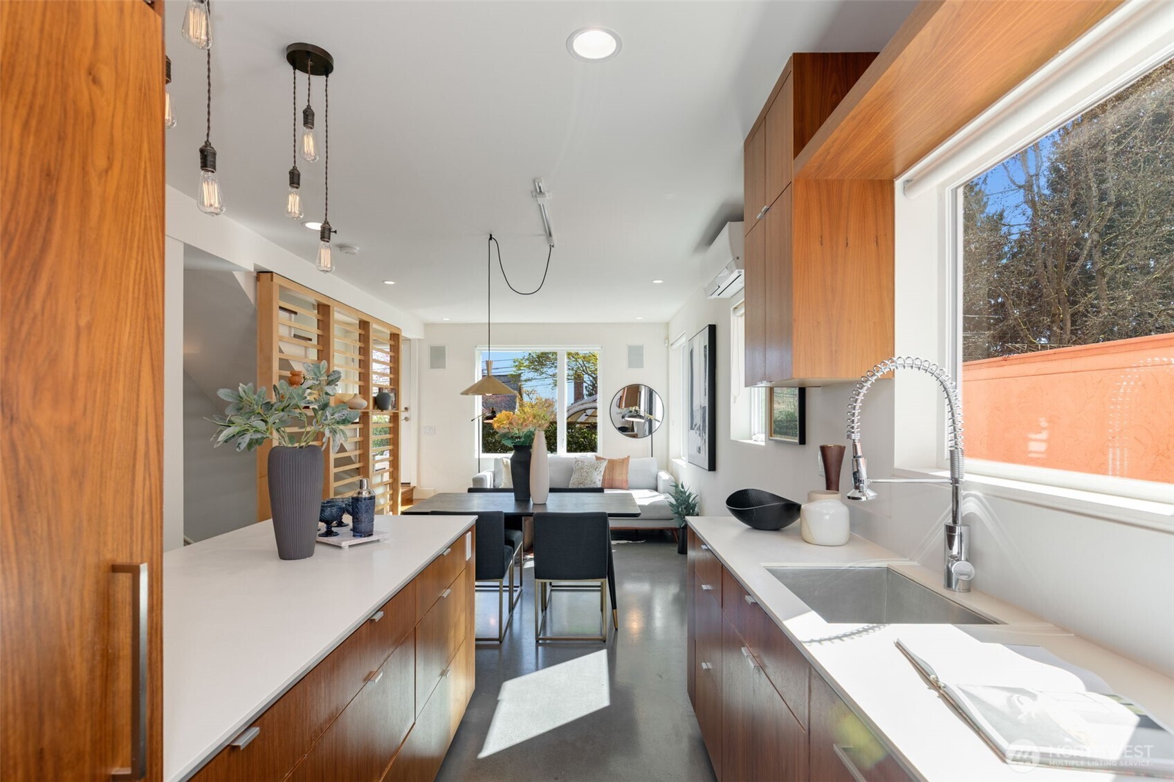 1529 Grandview Place E