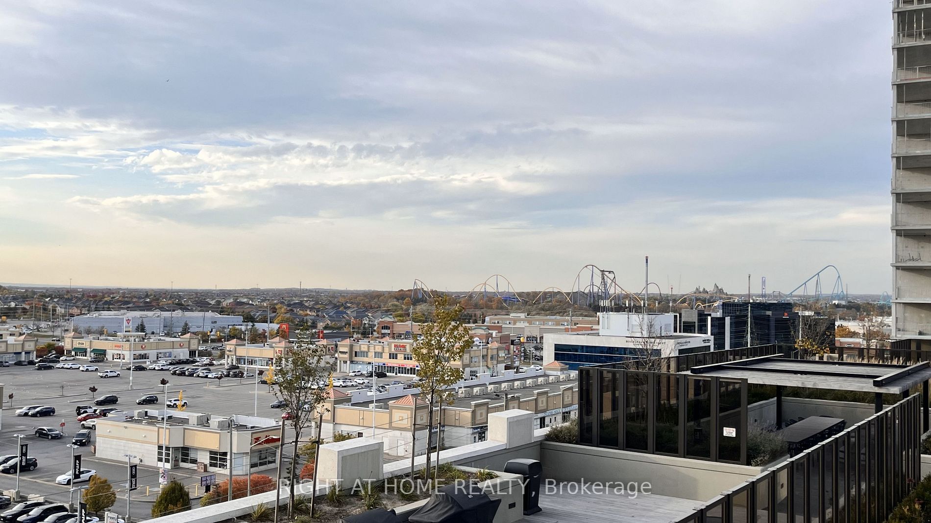 9085 Jane St 811