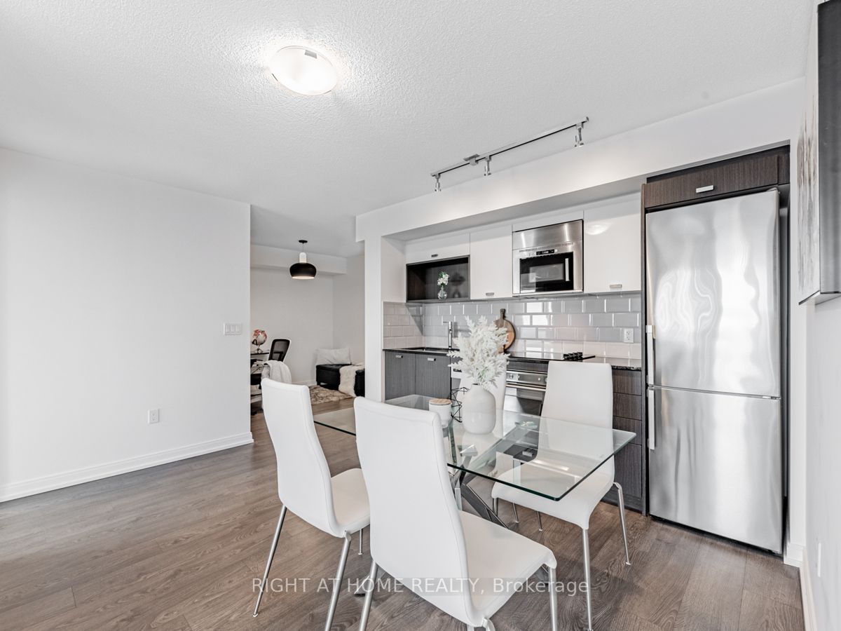 275 Village Green Sq 2716